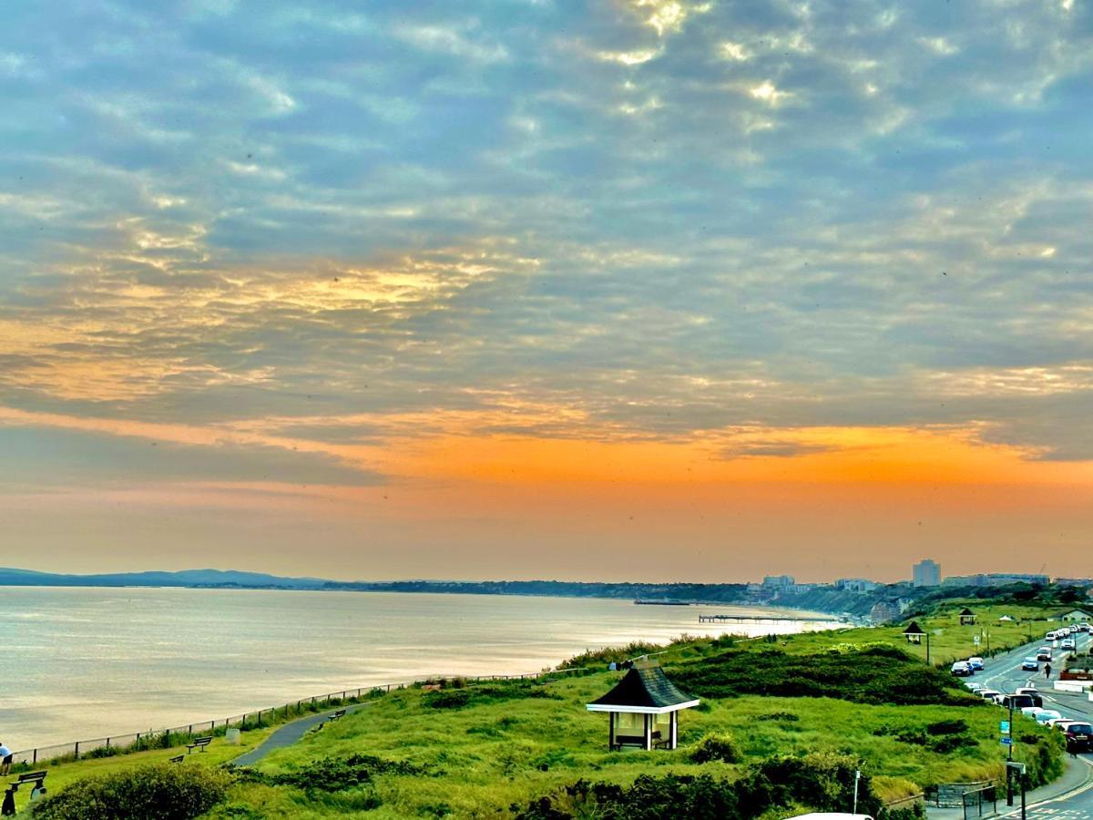 Stunning Sea View Two Double Bedroom - With Balcony - Opposite Beachfront Walk