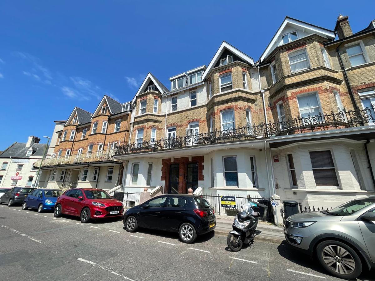 Town Centre Studio Apartment *