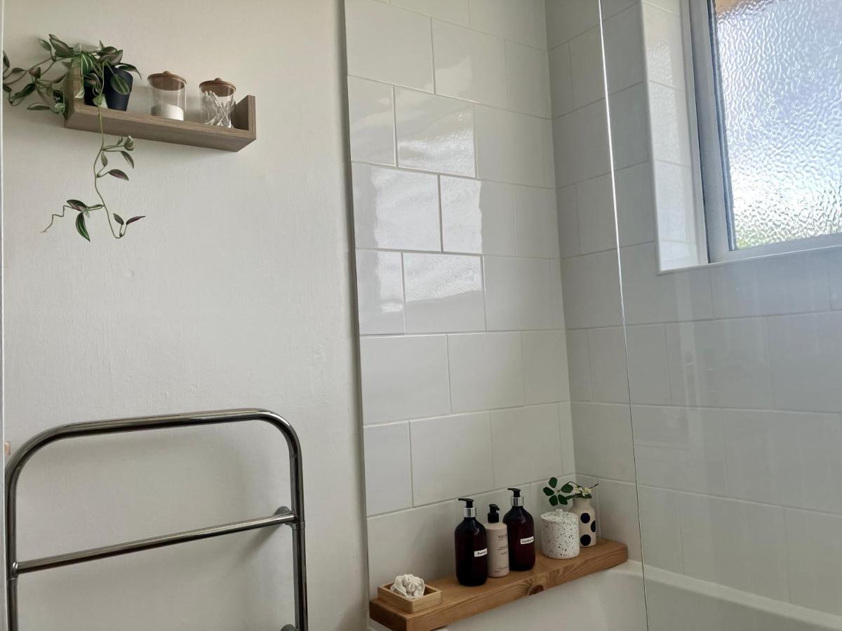 Central, Stylish & Cosy With Large Garden & Parking, Holiday home *