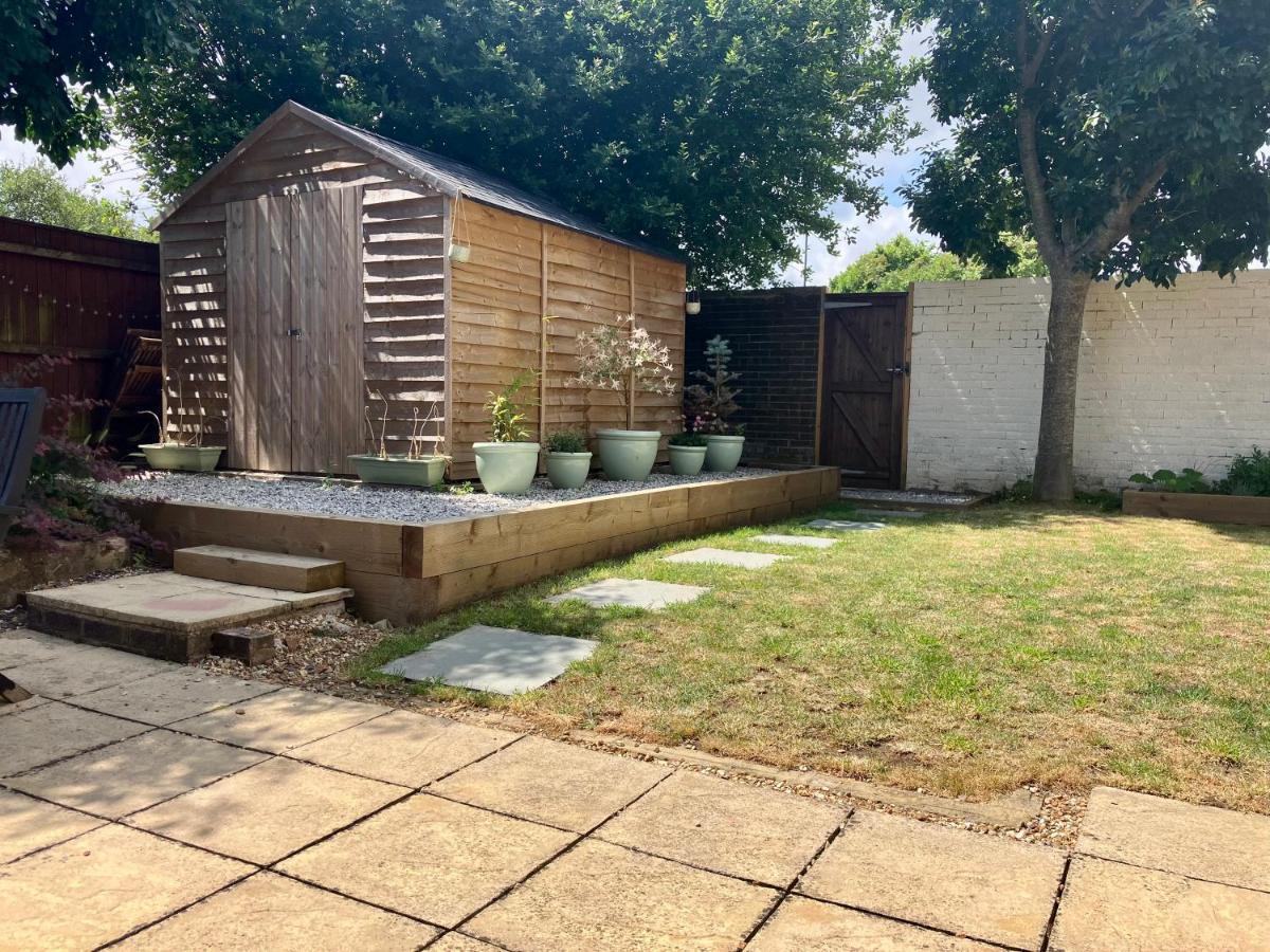 Central, Stylish & Cosy With Large Garden & Parking, Holiday home