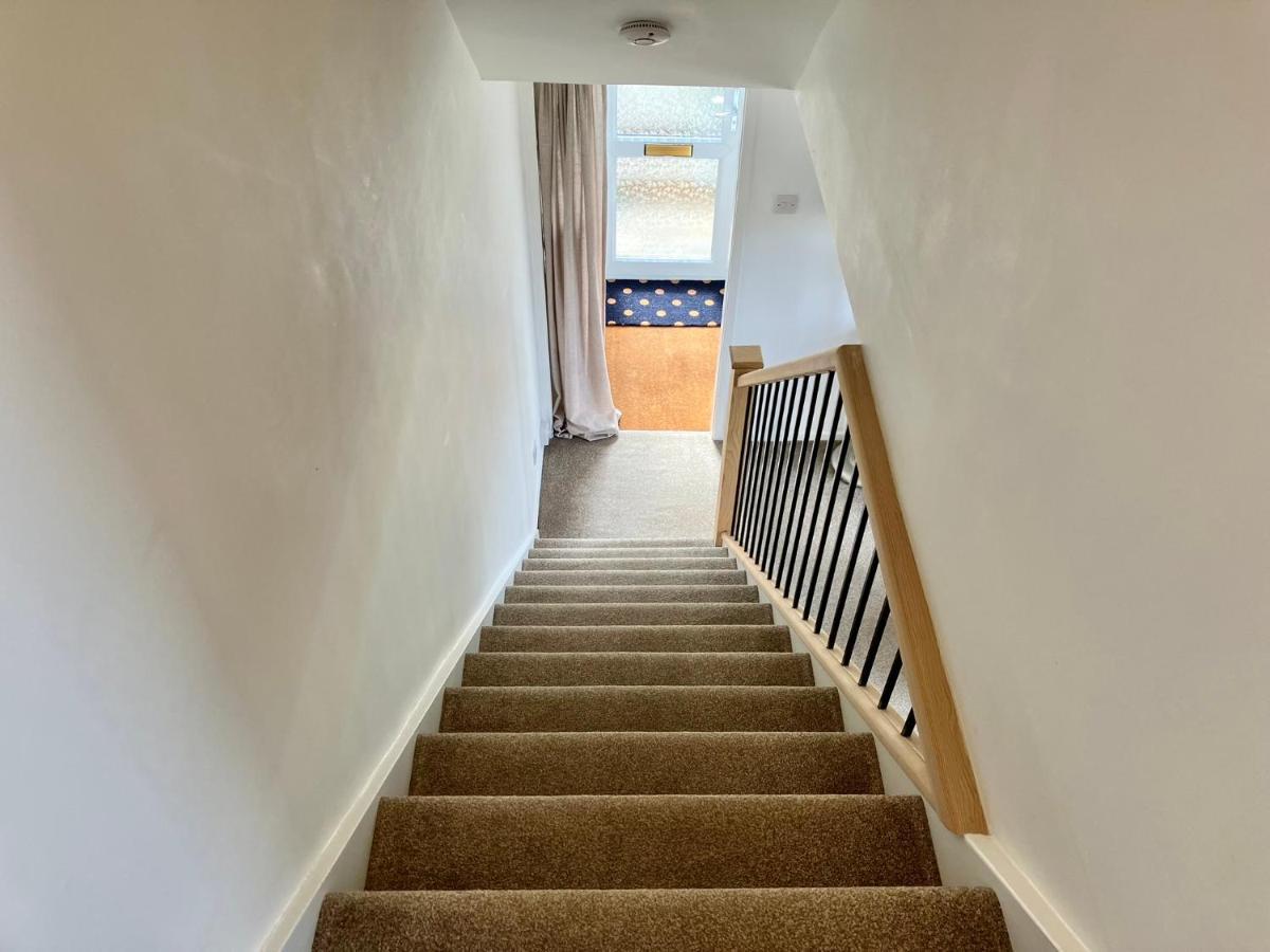 Central, Stylish & Cosy With Large Garden & Parking, Holiday home