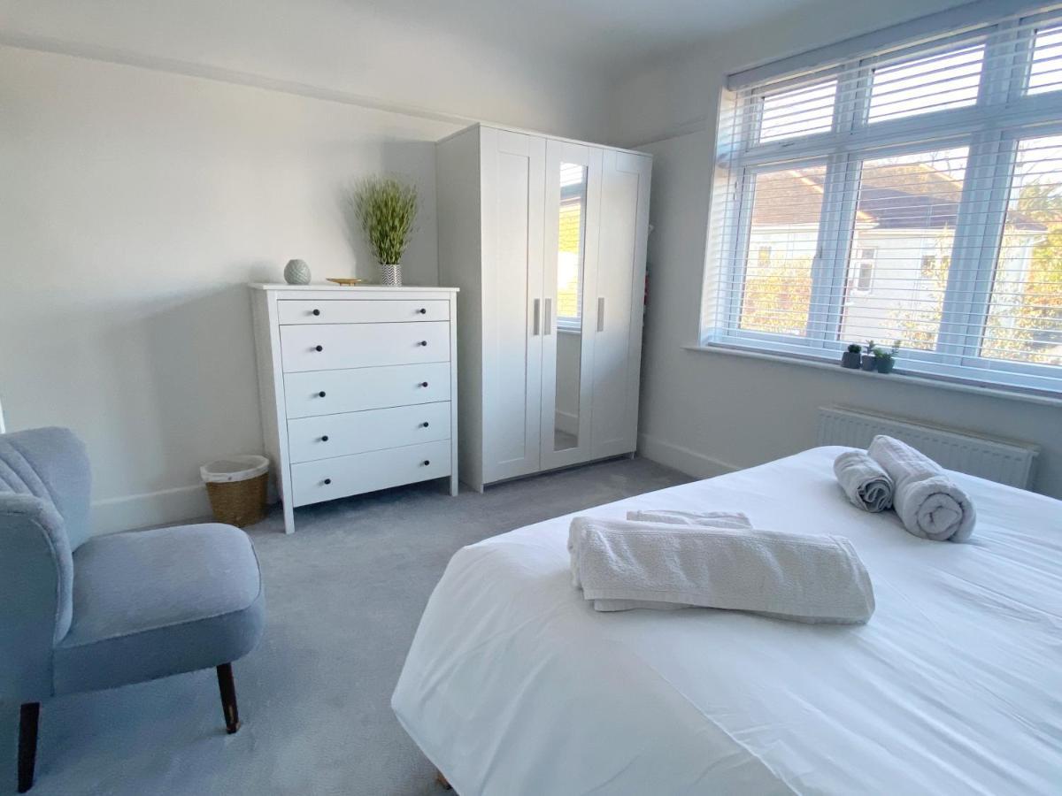 Coastal Breeze - Beautiful Two Bedroom With Free Parking Near Local Beaches Bournemouth