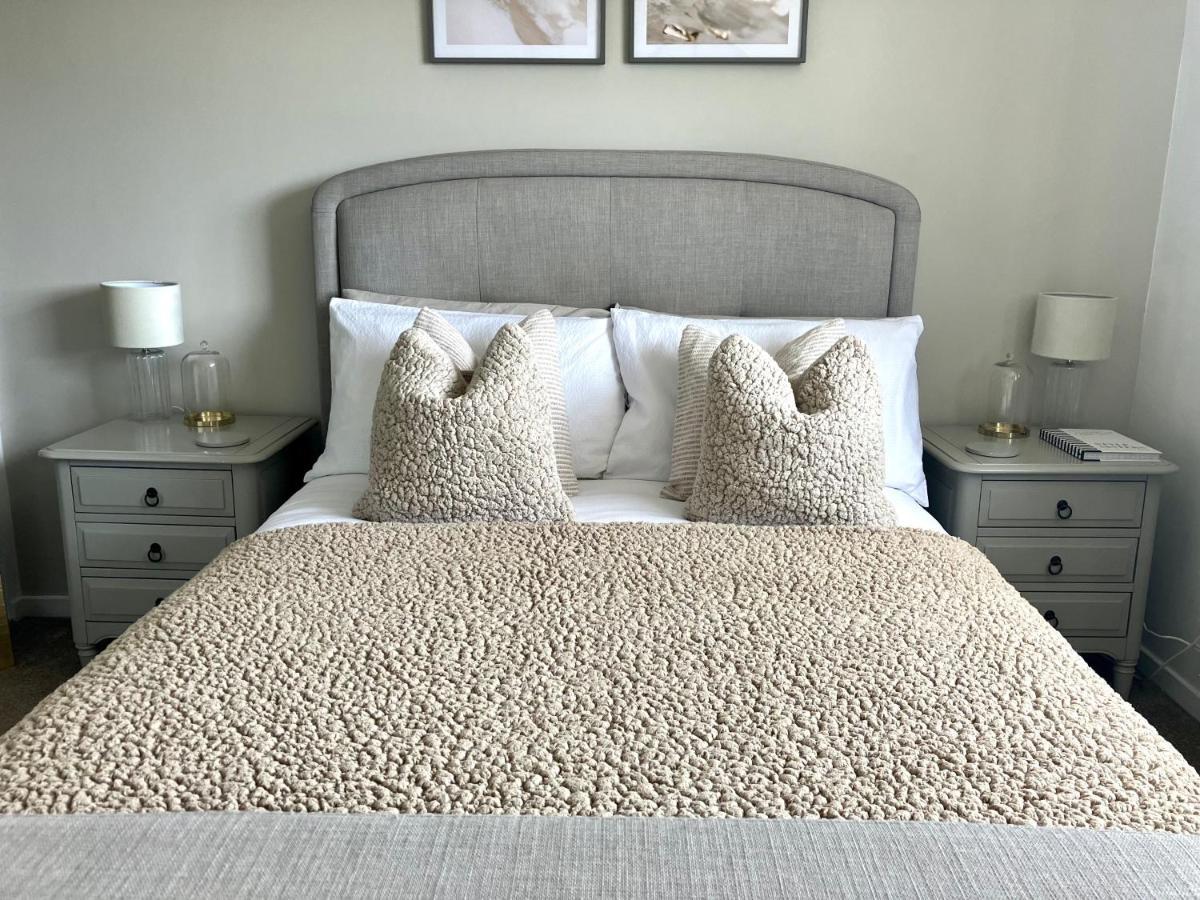 Holiday home Central, Stylish & Cosy With Large Garden & Parking,