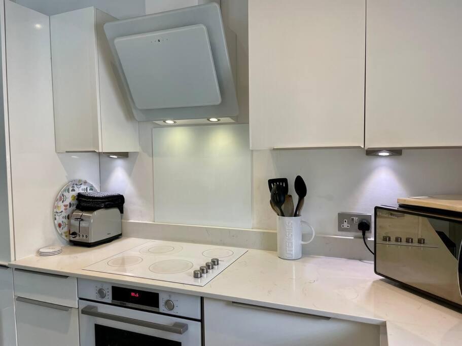 Modern 2 Bed Flat W Parking, Dog Friendly, Apartment