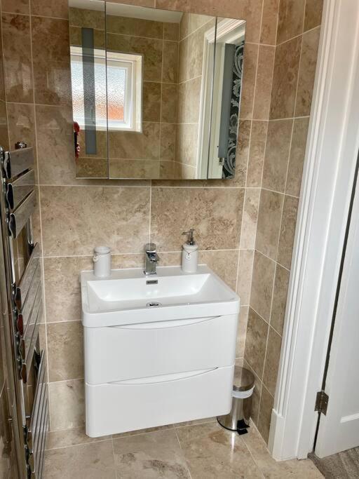 Modern 2 Bed Flat W Parking, Dog Friendly, Apartment
