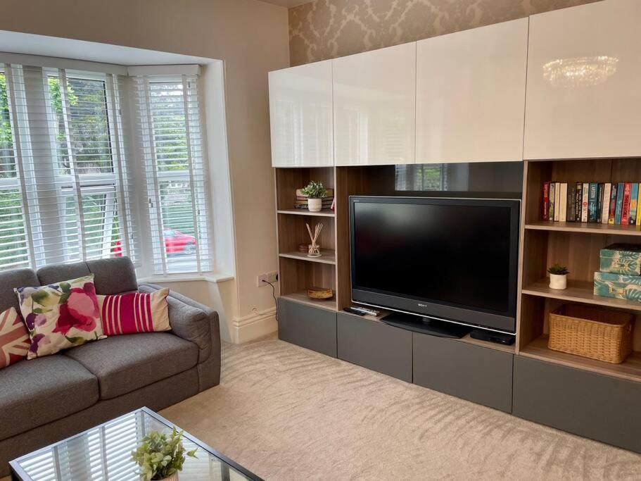 Modern 2 Bed Flat W Parking, Dog Friendly, Apartment