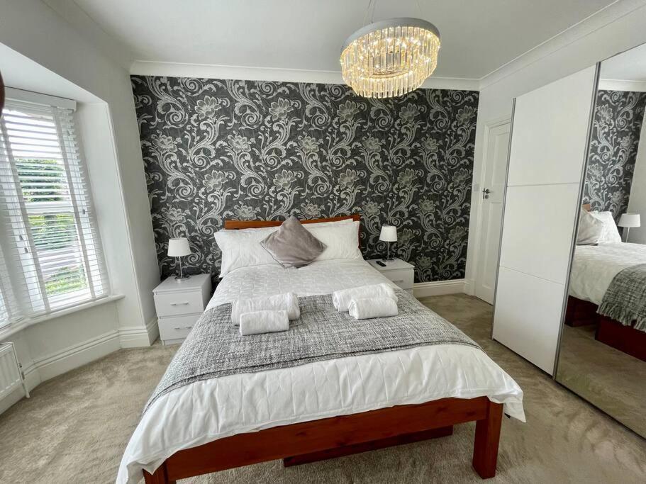 Modern 2 Bed Flat W Parking, Dog Friendly, Apartment *