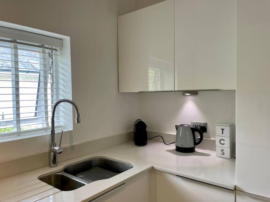 Apartment Modern 2 Bed Flat W Parking, Dog Friendly,