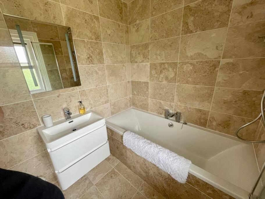 Modern 2 Bed Flat W Parking, Dog Friendly, Apartment *