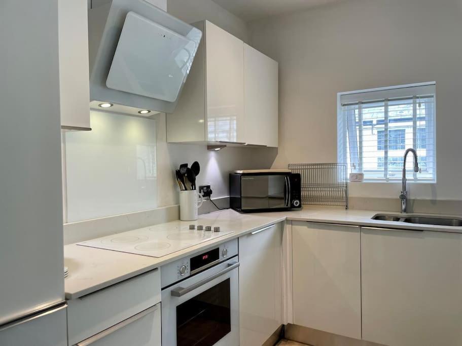 Apartment Modern 2 Bed Flat W Parking, Dog Friendly, Bournemouth