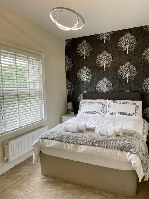 Modern 2 Bed Flat W Parking, Dog Friendly, *