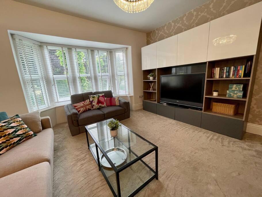 Modern 2 Bed Flat W Parking, Dog Friendly, Bournemouth