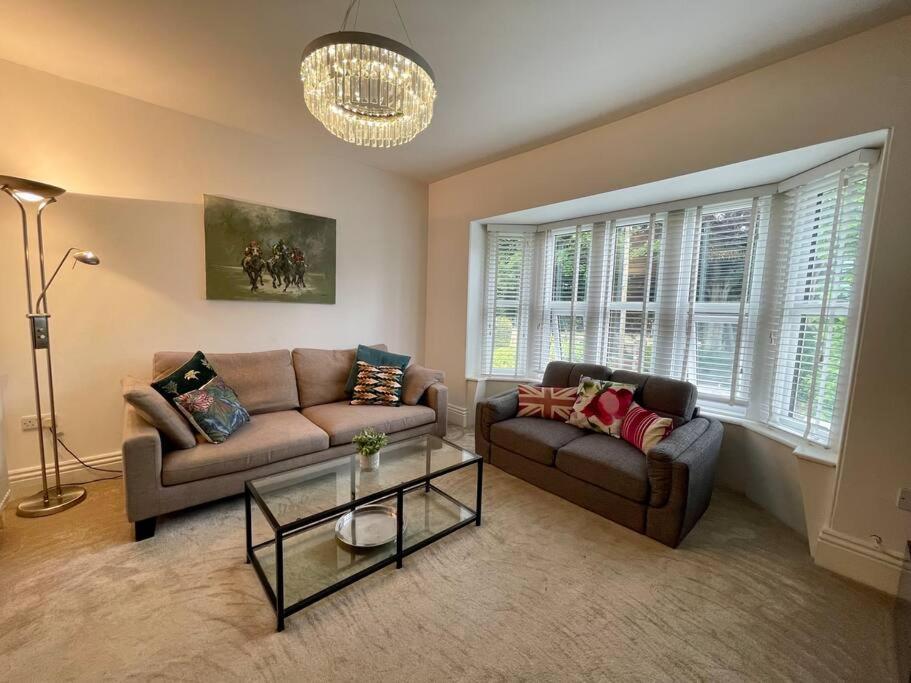 Apartment Modern 2 Bed Flat W Parking, Dog Friendly,