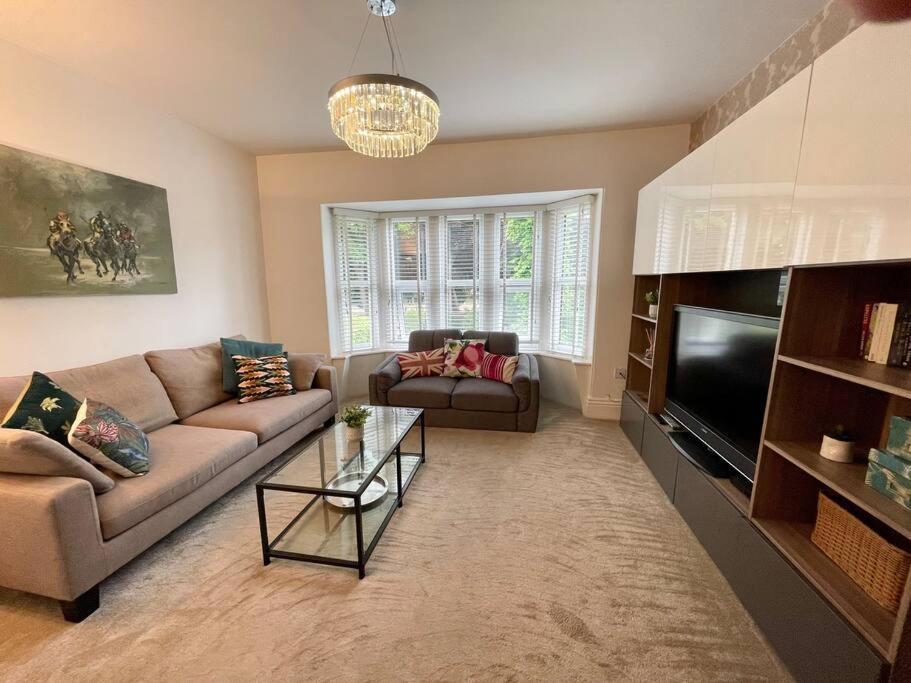 Modern 2 Bed Flat W Parking, Dog Friendly,