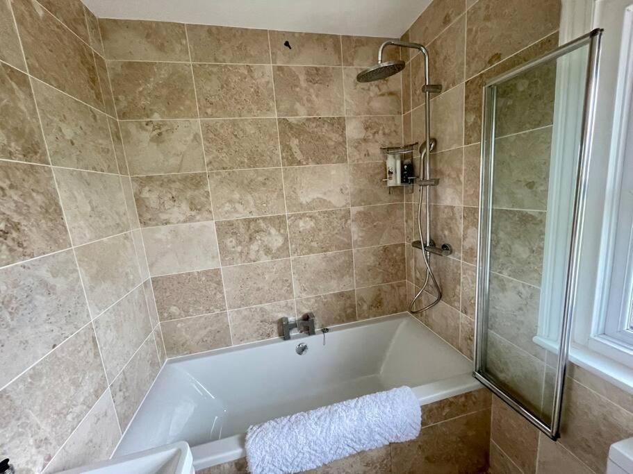 Apartment Modern 2 Bed Flat W Parking, Dog Friendly, Bournemouth