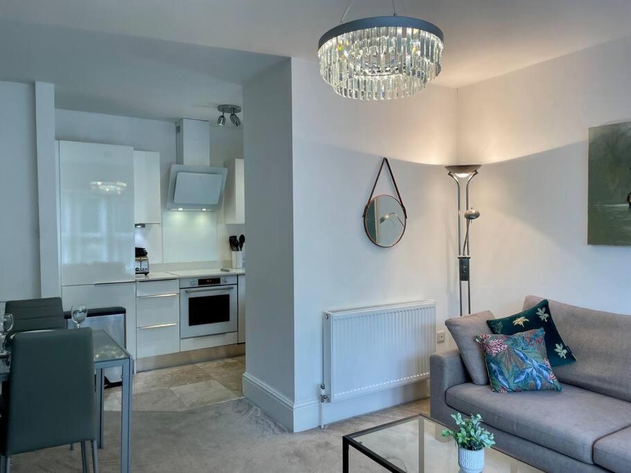 Apartment Modern 2 Bed Flat W Parking, Dog Friendly, *