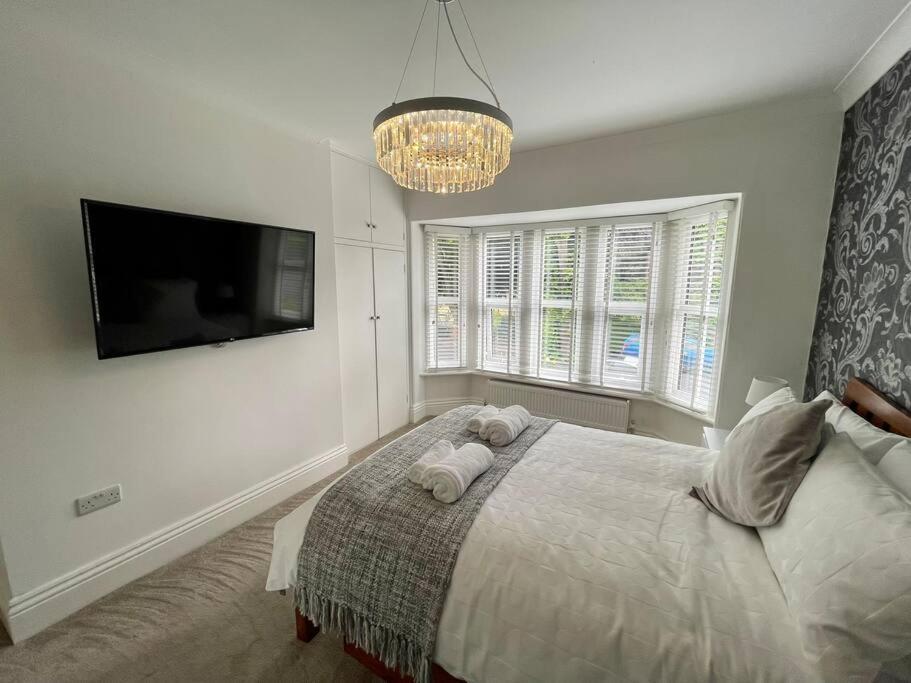 Modern 2 Bed Flat W Parking, Dog Friendly, Apartment Bournemouth