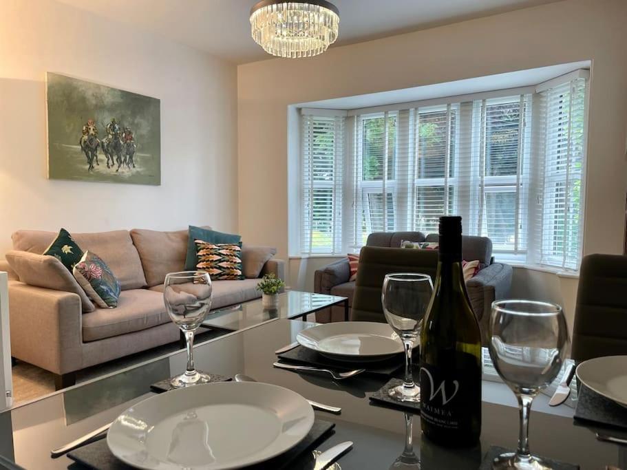 Modern 2 Bed Flat W Parking, Dog Friendly, Apartment *