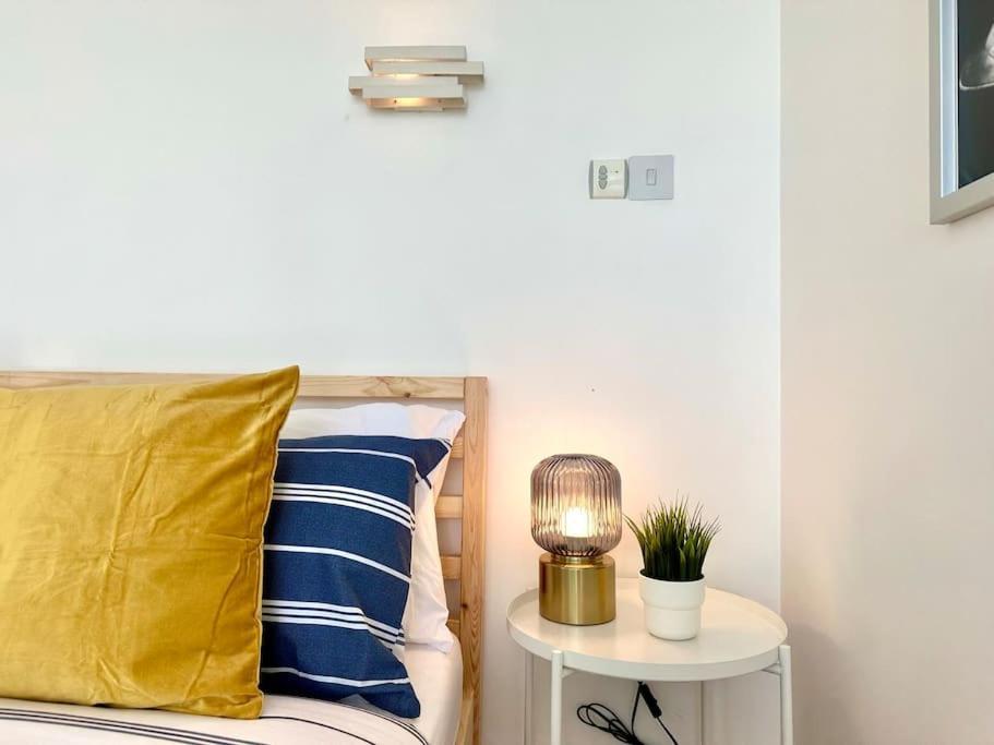 Seaside Panorama Retreat: Beachfront Comfort For Four Apartment *