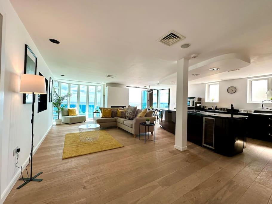 Seaside Panorama Retreat: Beachfront Comfort For Four Apartment Bournemouth