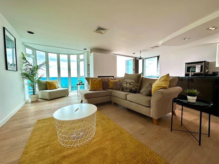 Seaside Panorama Retreat: Beachfront Comfort For Four