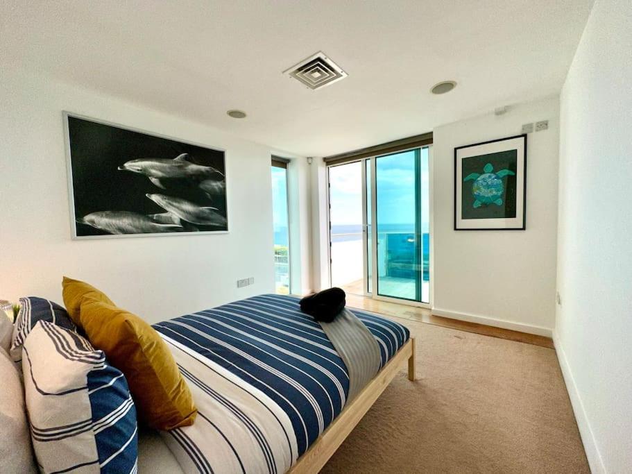 Seaside Panorama Retreat: Beachfront Comfort For Four Apartment *