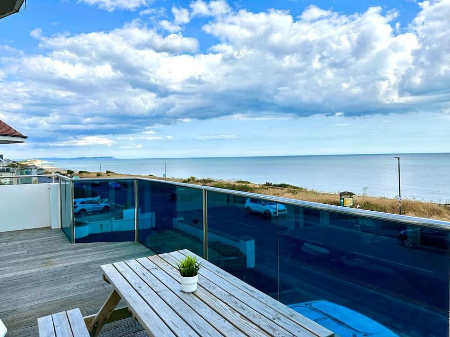 Seaside Panorama Retreat: Beachfront Comfort For Four