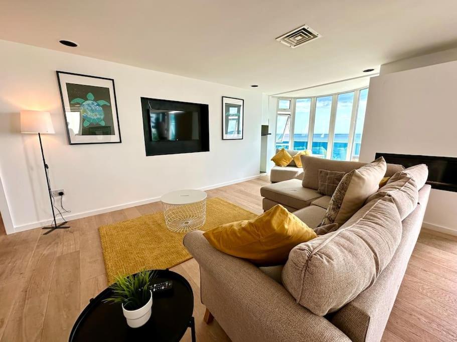 Apartment Seaside Panorama Retreat: Beachfront Comfort For Four *