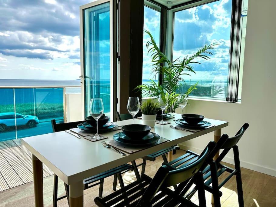 Seaside Panorama Retreat: Beachfront Comfort For Four * Bournemouth