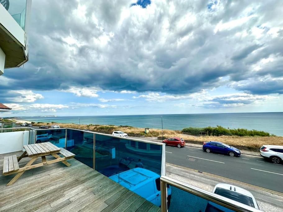 Apartment Seaside Panorama Retreat: Beachfront Comfort For Four Bournemouth