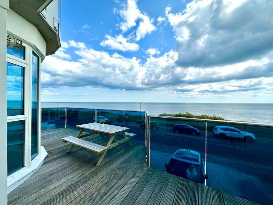 Seaside Panorama Retreat: Beachfront Comfort For Four * Bournemouth
