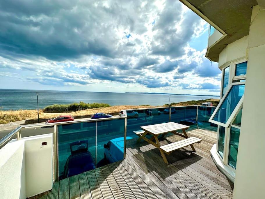 Seaside Panorama Retreat: Beachfront Comfort For Four Apartment Bournemouth