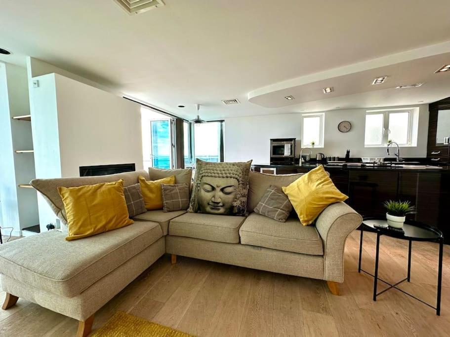 Seaside Panorama Retreat: Beachfront Comfort For Four Bournemouth
