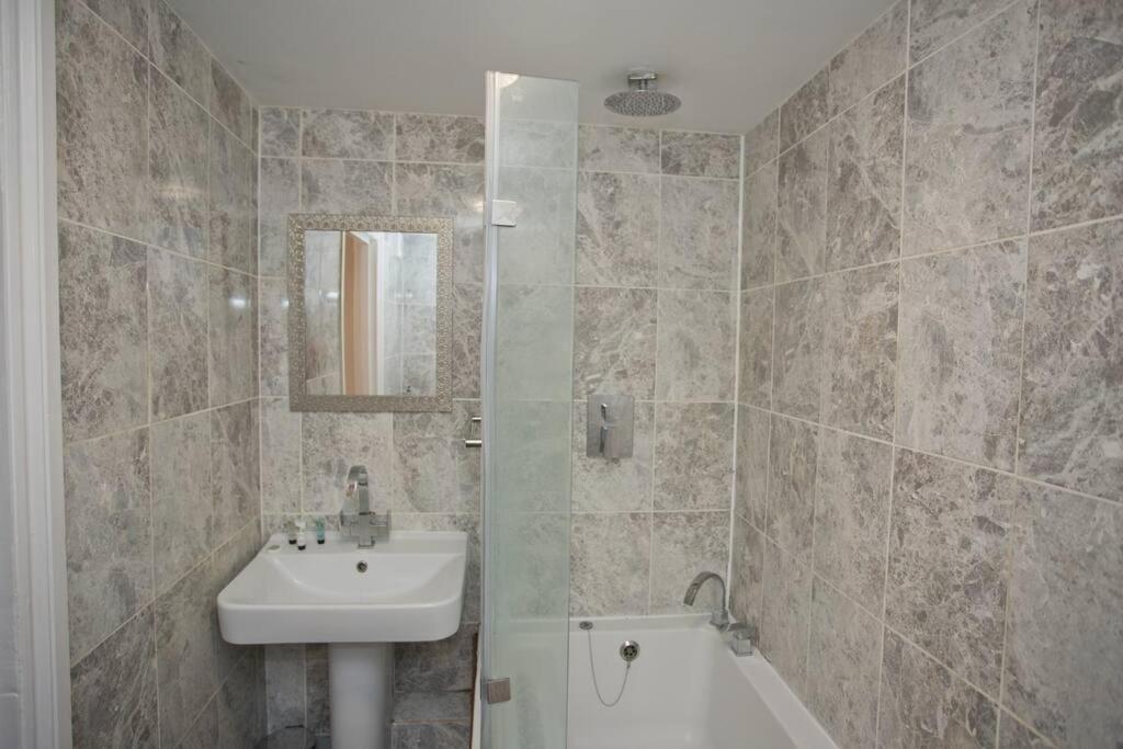 Bank - Prime Town Centre Location - Close To The Beach! Apartment