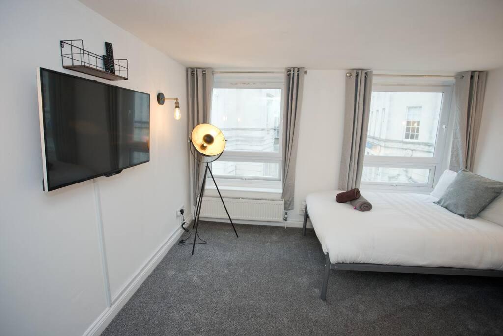 Apartment Bank - Prime Town Centre Location - Close To The Beach! *