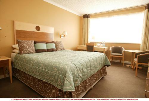 Hotel The Queens &