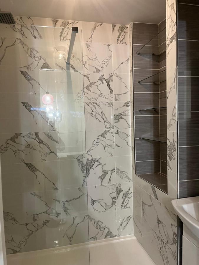 Homestay Private Room, Shared Bathroom With One Other, Tea And Coffee Making Facilities, Mini Fridge And Hairdryer, King Sized Bed With Help Yourself Continental Breakfast In Secluded Modern With Parking Bournemouth