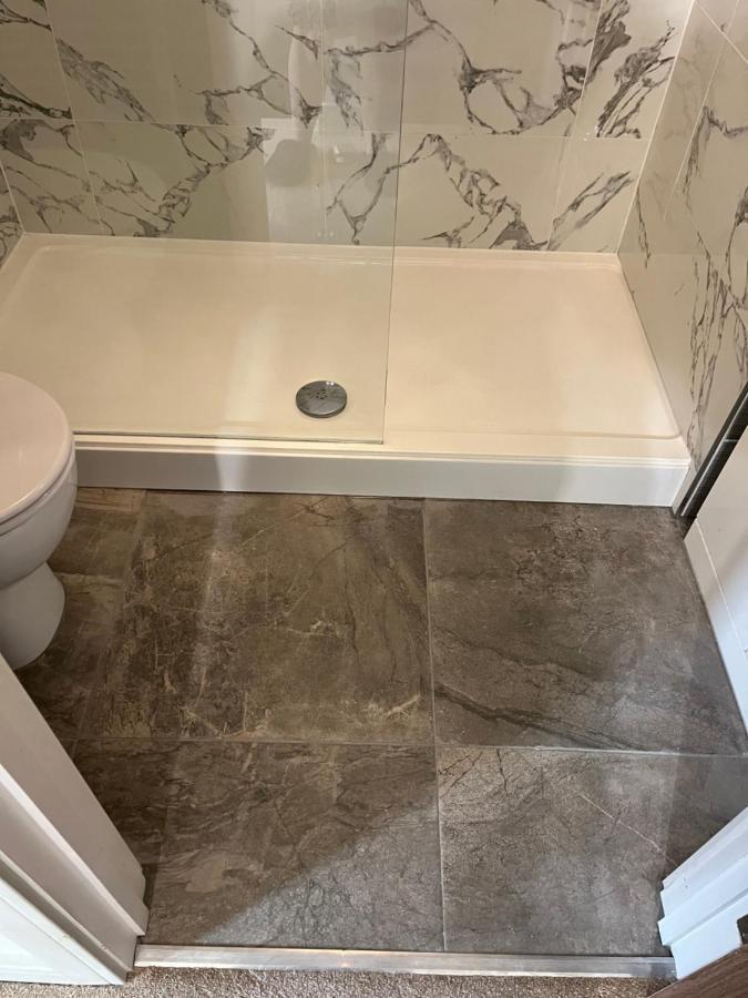 Homestay Private Room, Shared Bathroom With One Other, Tea And Coffee Making Facilities, Mini Fridge And Hairdryer, King Sized Bed With Help Yourself Continental Breakfast In Secluded Modern With Parking *
