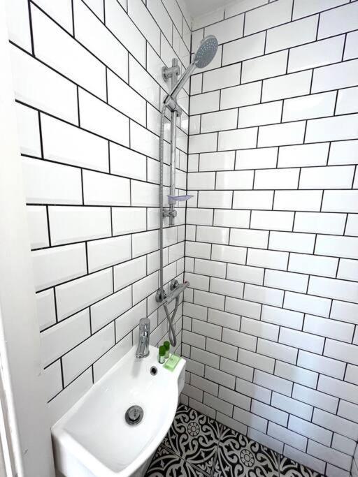 Flat 12, 10 St John's Road *