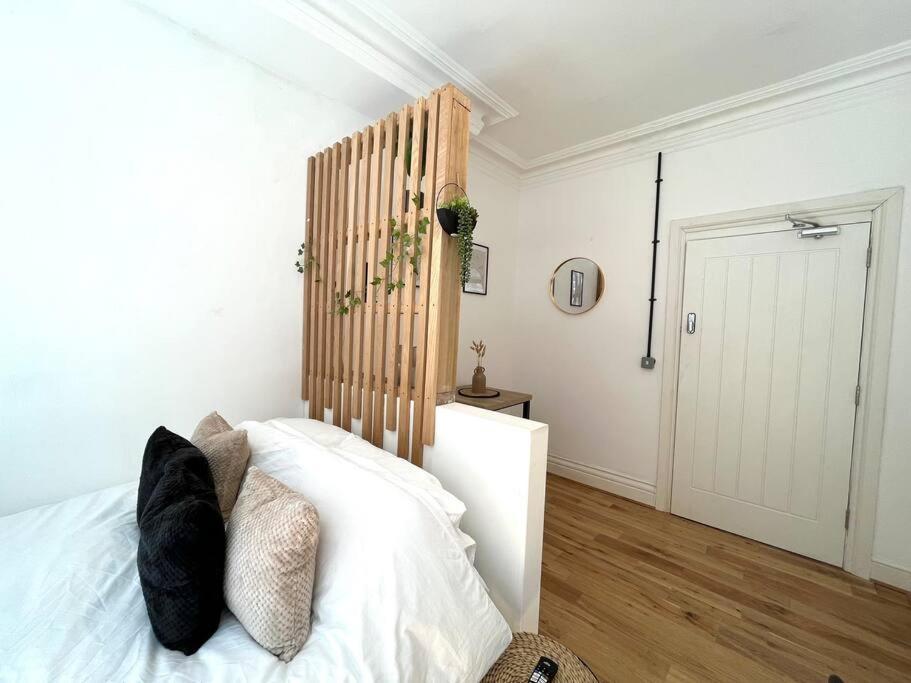 Flat 12, 10 St John's Road * Bournemouth