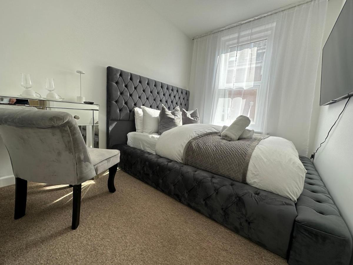 The Smaller New Refurbished Ensuite 5min From Parking In Guest house *