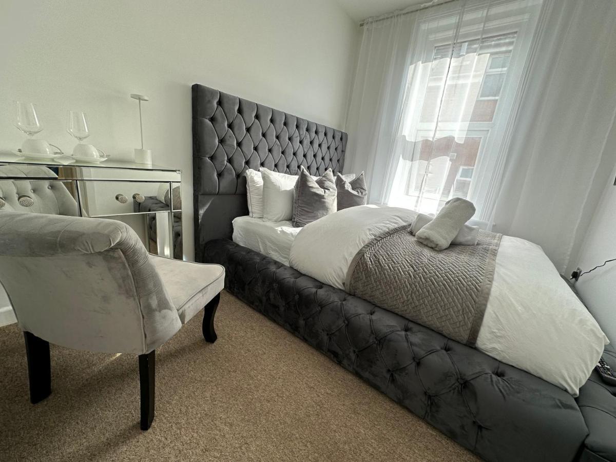 The Smaller New Refurbished Ensuite 5min From Parking In Guest house