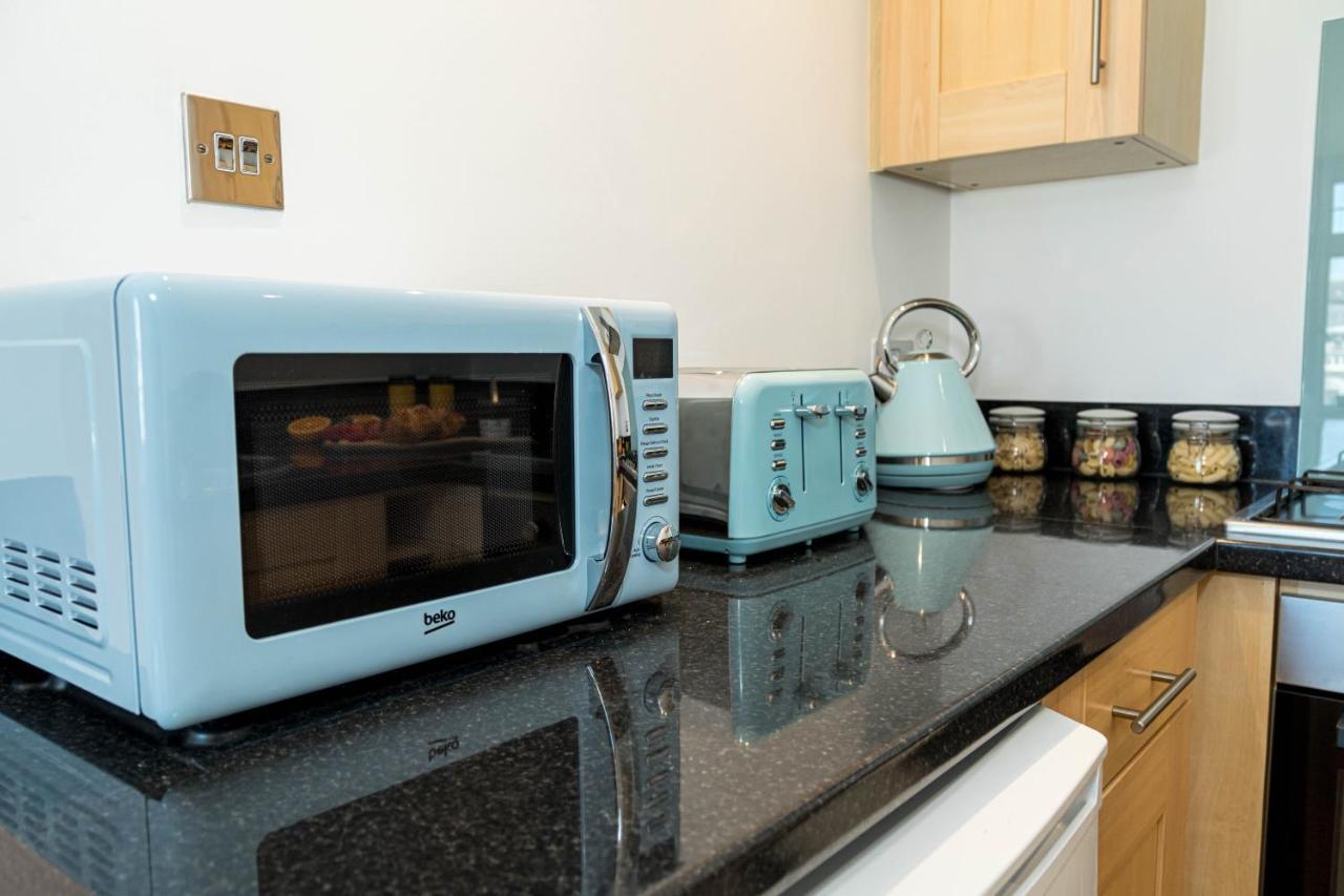 Ocean Breeze - 1 Minute From The - 10 Minute From Bic - Fast Wi-fi - Smart Tv Apartment Bournemouth