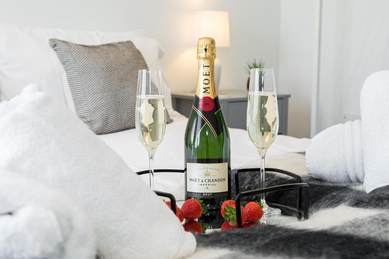 Apartment Ocean Breeze - 1 Minute From The - 10 Minute From Bic - Fast Wi-fi - Smart Tv *