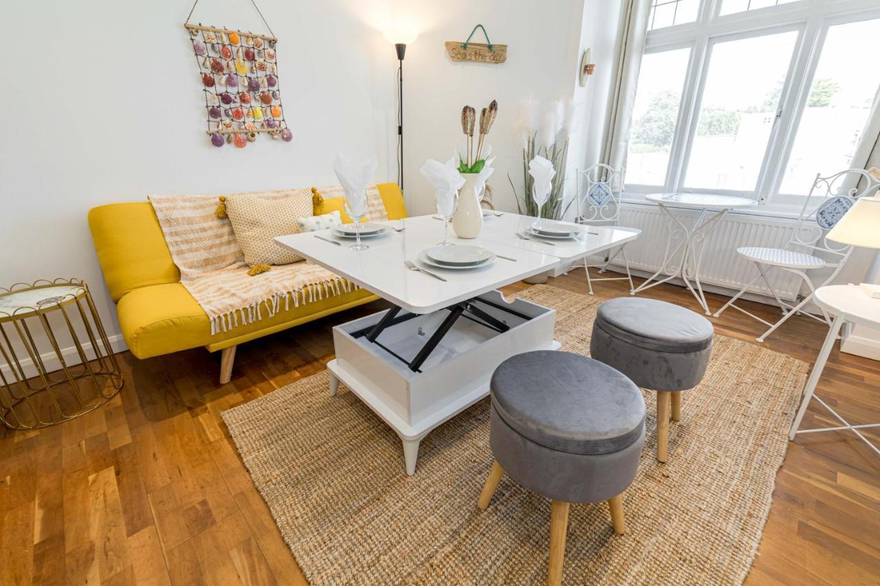 Apartment Ocean Breeze - 1 Minute From The - 10 Minute From Bic - Fast Wi-fi - Smart Tv