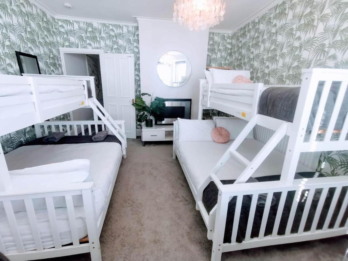 Boutique With Hot Tub - Sleeps Up To 20 *