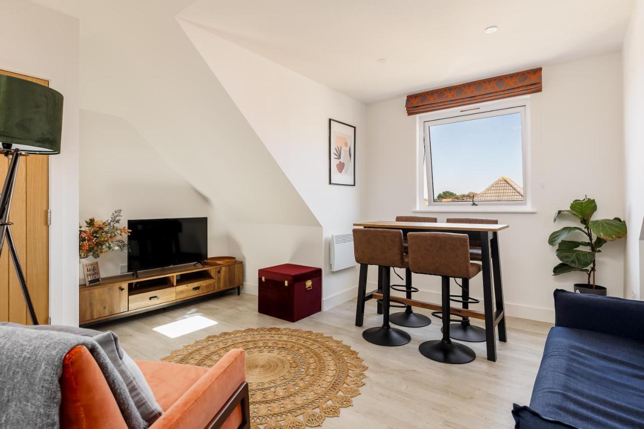 Modern 1 Bed Seaside Apartment *