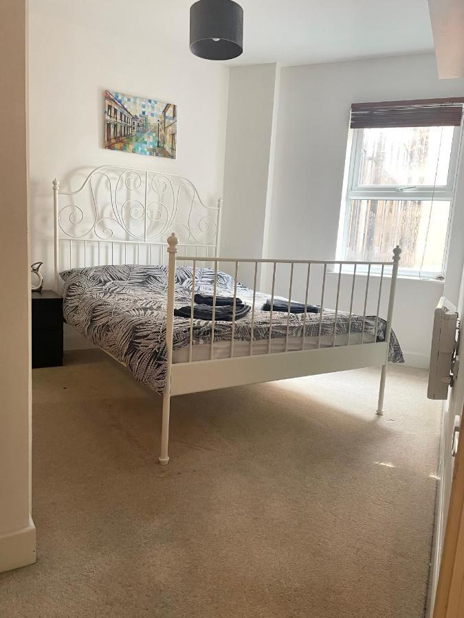 Entire Town Centre 2 Bedroom Very Close To