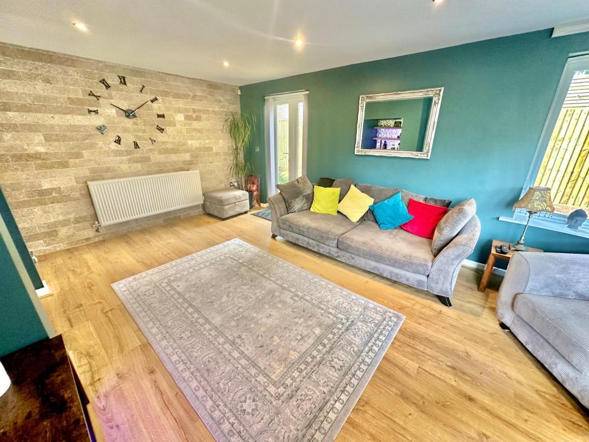 Large Family With Hot Tub - Sky Sports - Water Bed - Free Parking Holiday home *