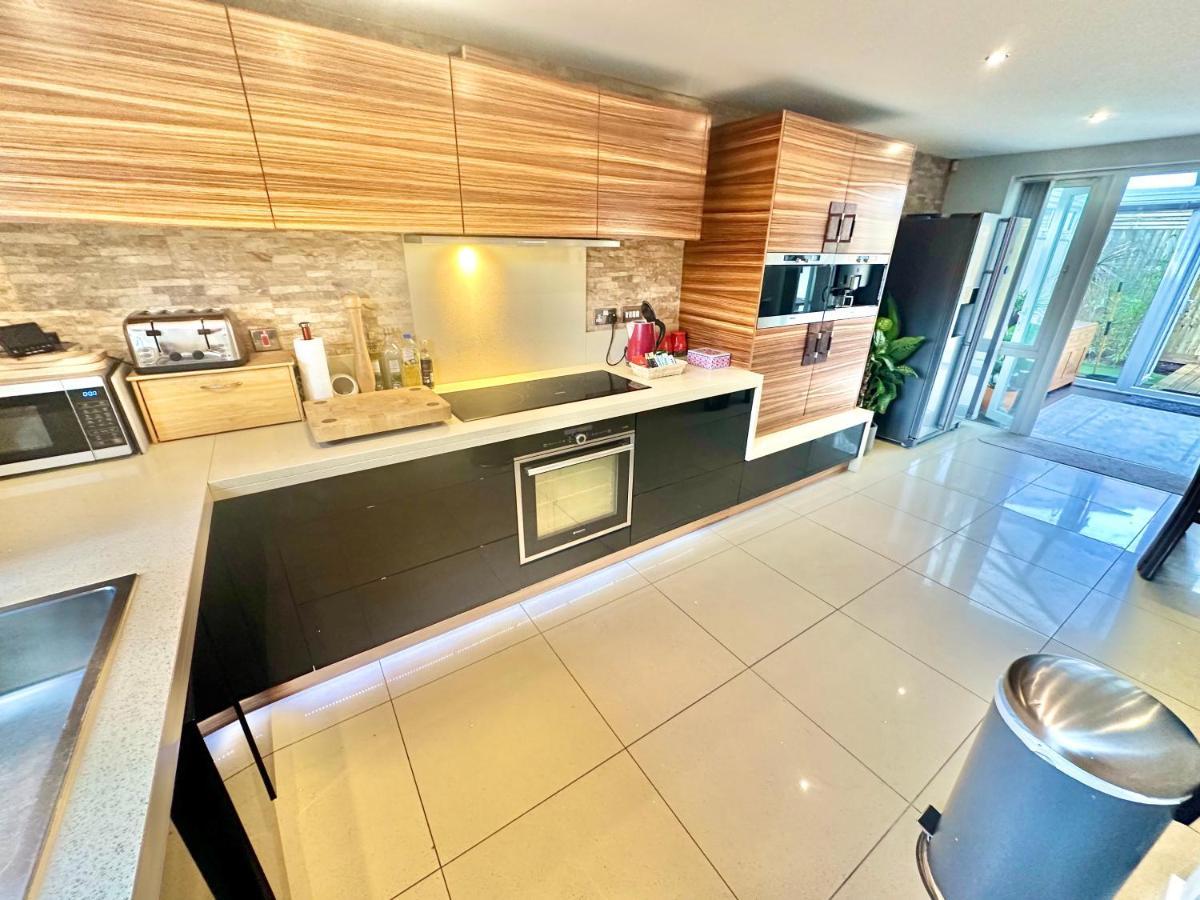 Large Family With Hot Tub - Sky Sports - Water Bed - Free Parking Holiday home Bournemouth